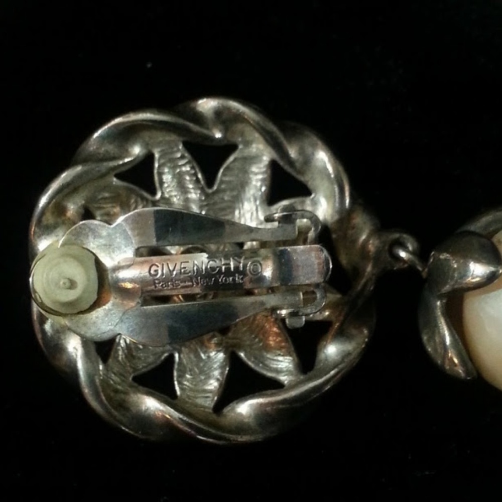 Givenchy Vintage silver plated wheel w/pearl dangle clip-on earrings 2" RARE - Picture 4 of 5